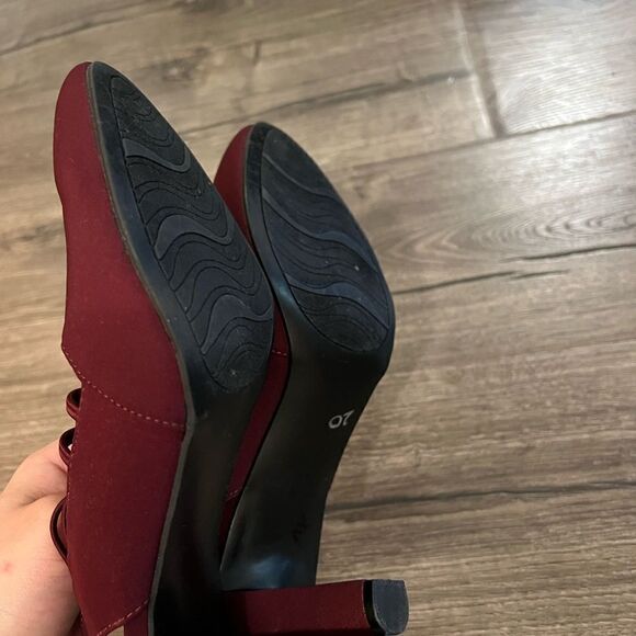 Impo Virtue Suede Strappy Heels in Red, size 10M - Picture 6 of 6